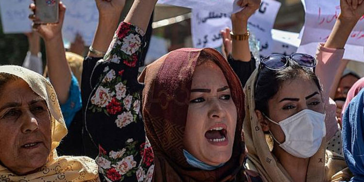 Taliban, Kabil'de Pakistan karşıtı göstericileri havaya ateş açarak dağıttı