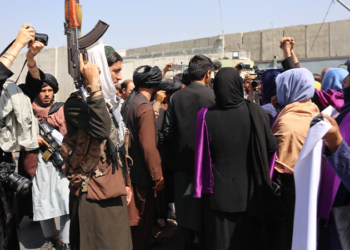 Taliban, Kabil'de kadınların eylemine saldırdı