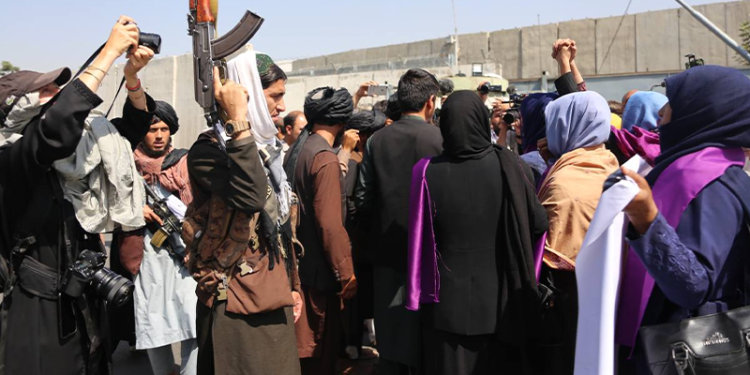 Taliban, Kabil'de kadınların eylemine saldırdı