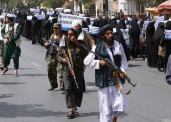 Taliban için "destek yürüyüşü" düzenleyen kadınları, silahlı militanlar korudu