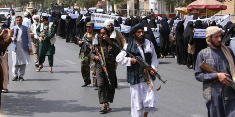 Taliban için "destek yürüyüşü" düzenleyen kadınları, silahlı militanlar korudu