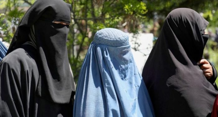 Taliban: Üniversitelerde dersler farklı sınıflarda olacak, kadınlar peçe takacak