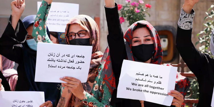 Taliban, özel üniversitelerde eğitim gören kız öğrencilerine peçe takma zorunluluğu getirdi