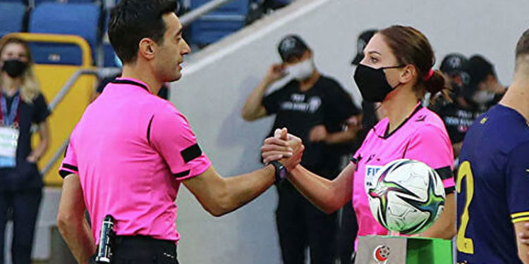 Tarihte ilk kez evli çift birlikte maç yönetti