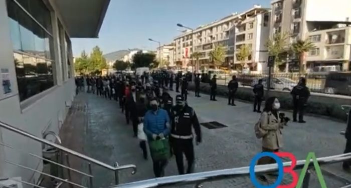Tutuklu ailelerine destekle suçlanan 42 kişi adliyede: ‘Sizin bir suçunuz yok yavrum!’