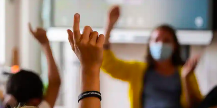 Türk Tabipleri Birliği Covid-19 İzleme Kurulu Üyesi Pala: Salgın kontrol altına alınamadan okullar açılıyor