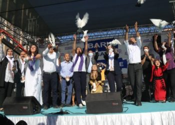 Van’da barış güvercinleri uçuruldu: Tek çözüm tecridin kaldırılması