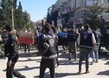 Vatandaşlar Vezirköprü’de AKP’li belediyeyi taşladı