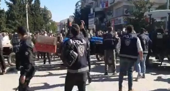 Vatandaşlar Vezirköprü’de AKP’li belediyeyi taşladı