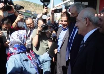 Yaşlı kadın Kılıçdaroğlu’na dert yandı: ‘Saray’da oturmasını biliyor, 20 senedir bunun kahrını çekiyoruz’