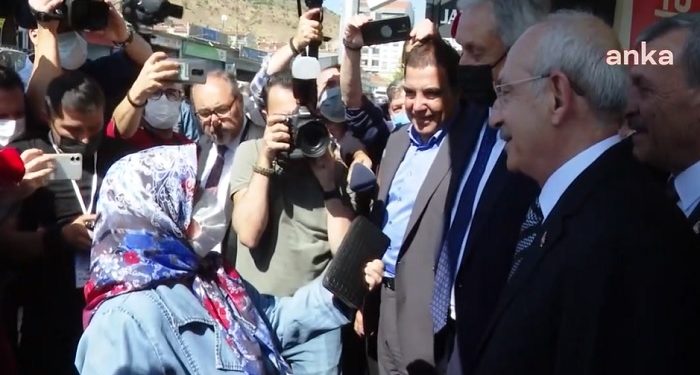 Yaşlı kadın Kılıçdaroğlu’na dert yandı: ‘Saray’da oturmasını biliyor, 20 senedir bunun kahrını çekiyoruz’