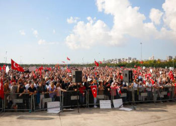 Yeni Akit yazarı Akben: Aşı karşıtları  dün yaptıkları miting ile ipin ucunu bayağı kaçırdı