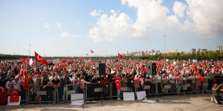 Yeni Akit yazarı Akben: Aşı karşıtları  dün yaptıkları miting ile ipin ucunu bayağı kaçırdı