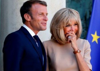 Yeni biyografi kitabından: Fransa Cumhurbaşkanı Macron 1,5 saatte bir eşini arıyor