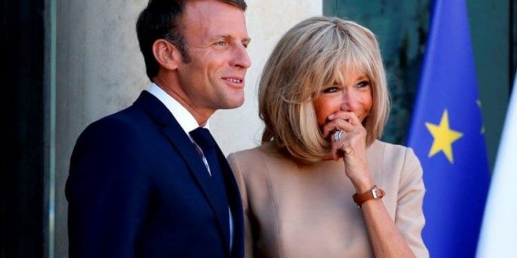 Yeni biyografi kitabından: Fransa Cumhurbaşkanı Macron 1,5 saatte bir eşini arıyor