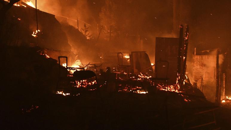 Yunanistan'ın Sisam adasındaki sığınmacı kampında yangın çıktı; 550 kişi tahliye edildi