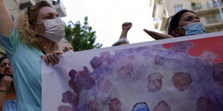 Yunanistan'da Covid-19 aşısı yaptırmayan 7 bin sağlık çalışanı görevinden uzaklaştırıldı