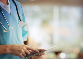 Yunanistan'da aşı olmayan yaklaşık 7 bin sağlık çalışanı görevden uzaklaştırıldı