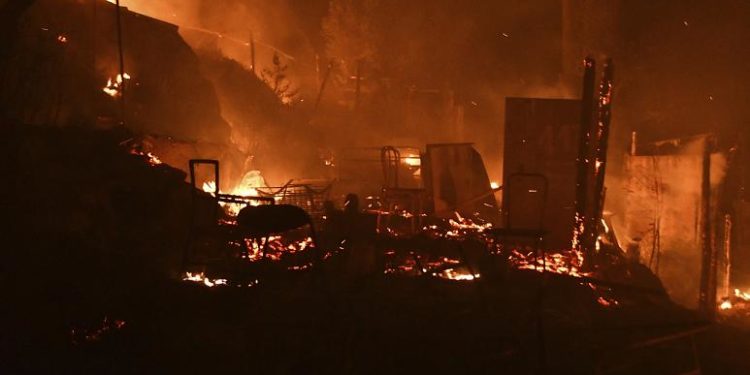 Yunanistan'ın Sisam adasındaki sığınmacı kampında yangın çıktı; 550 kişi tahliye edildi