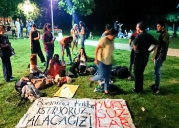 Yurt çıkmadığı için parkta sabahlayan öğrenciler gözaltına alındı