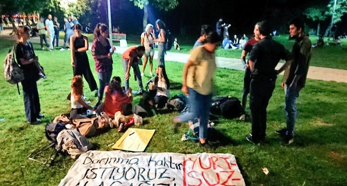 Yurt çıkmadığı için parkta sabahlayan öğrenciler gözaltına alındı