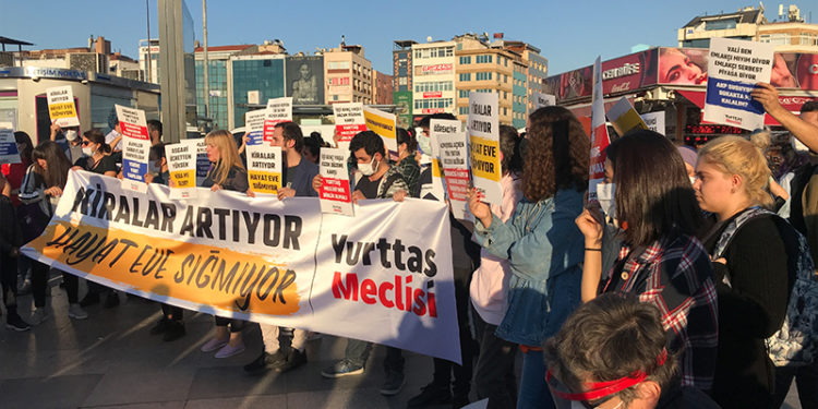 Yurttaş Meclisi: Bu ülkenin gençlerine iş yok, eğitim yok, gelecek yok; şimdi de diyorlar ki 'yatacak yeriniz bile yok'
