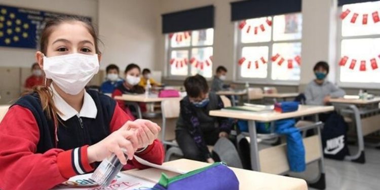 Önlem alınmadan yüz yüze eğitim: En az 611 sınıf karantinada