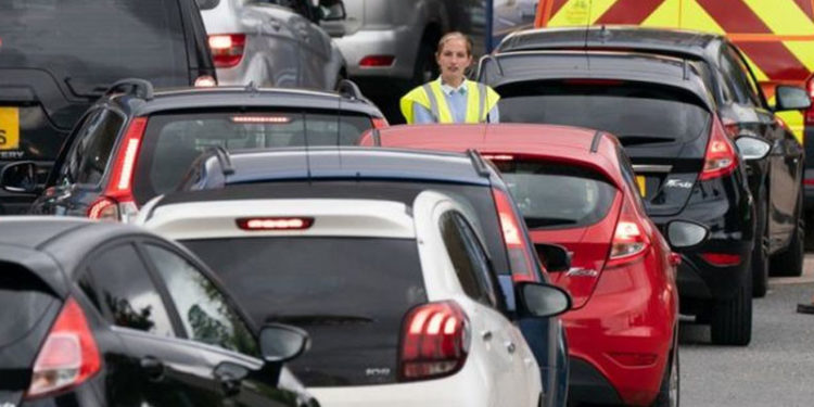 İngiltere Başbakanı Johnson, akaryakıt krizinin iyileşmeye başladığını duyurdu