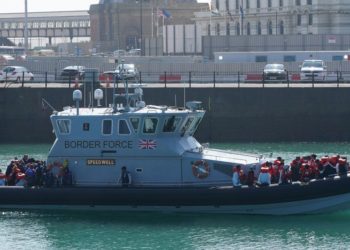 İngiltere ile Fransa arasında Manş Denizi'ndeki göçmen tekneleri tartışması tırmanıyor