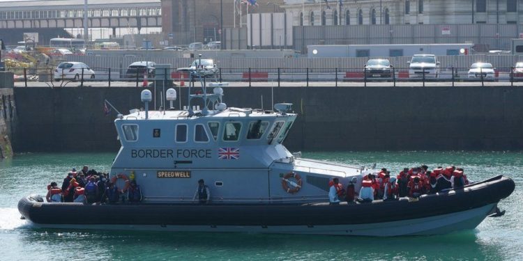 İngiltere ile Fransa arasında Manş Denizi'ndeki göçmen tekneleri tartışması tırmanıyor