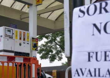 İngiltere'de akaryakıt sorunu için 'ordunun devreye girmesi' gündemde, çiftçiler de 'Noel için hindi kalmayacak' uyarısı yapıyor