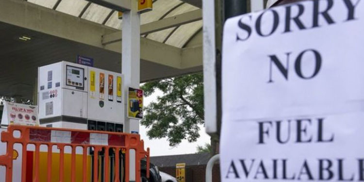 İngiltere'de akaryakıt sorunu için 'ordunun devreye girmesi' gündemde, çiftçiler de 'Noel için hindi kalmayacak' uyarısı yapıyor