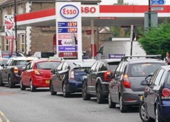 İngiltere'de hükümet, benzin kuyruklarına yol açan krize çözüm arıyor