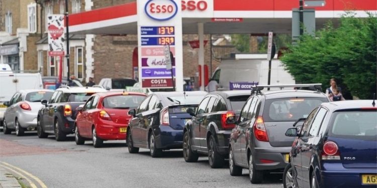İngiltere'de hükümet, benzin kuyruklarına yol açan krize çözüm arıyor