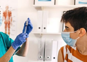 İngiltere'de hükümetin sağlık danışmanları 12-15 yaş grubundaki çocuklara tek doz aşı tavsiye etti