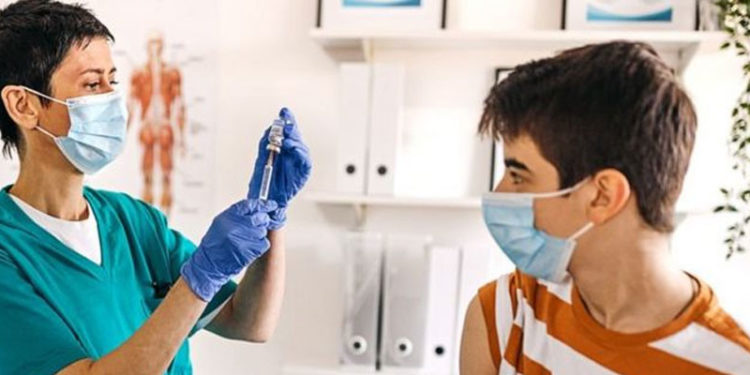 İngiltere'de hükümetin sağlık danışmanları 12-15 yaş grubundaki çocuklara tek doz aşı tavsiye etti