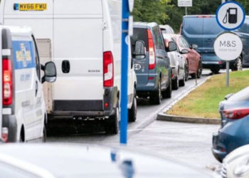 İngiltere'de ordu, benzin istasyonlarındaki yığılmayı önleme amacıyla akaryakıt dağıtımı için hazırda bekletiliyor