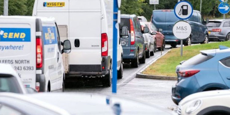 İngiltere'de ordu, benzin istasyonlarındaki yığılmayı önleme amacıyla akaryakıt dağıtımı için hazırda bekletiliyor