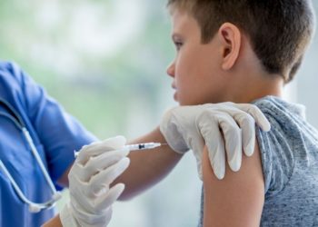 İngiltere'de uzmanlar, 12-15 yaş aralığındaki sağlıklı çocuklara Covid-19 aşısı yapılmasını önermedi