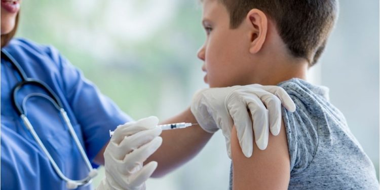 İngiltere'de uzmanlar, 12-15 yaş aralığındaki sağlıklı çocuklara Covid-19 aşısı yapılmasını önermedi