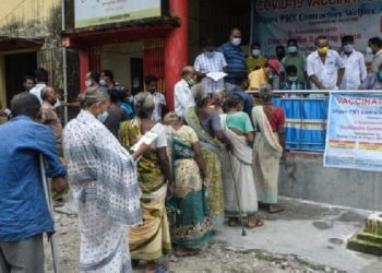 İngiltere'nin seyahat kuralları, dünyanın büyük bölümünde uygulanan aşıları tanımıyor