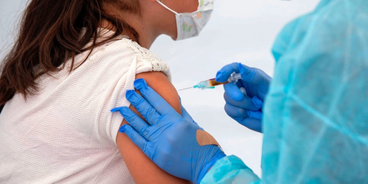 İngiltere’de hükümete 12-15 yaş arasındaki çocuklara tek doz aşı önerisi