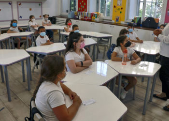 İsrail'de aşı olmayan veya test yaptırmayan öğretmenler ders veremeyecek, ücret alamayacak