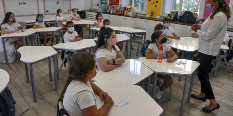 İsrail'de aşı olmayan veya test yaptırmayan öğretmenler ders veremeyecek, ücret alamayacak