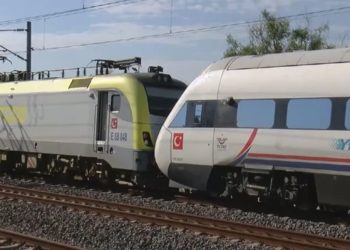 İstanbul’da iki tren kafa kafaya geldi, facianın eşiğinden dönüldü