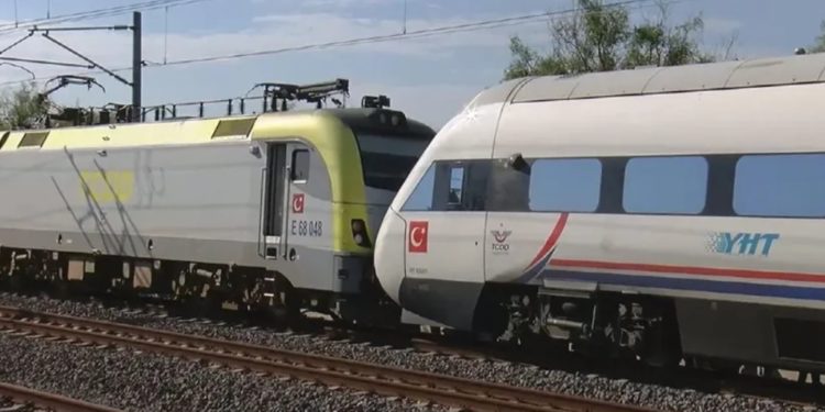 İstanbul’da iki tren kafa kafaya geldi, facianın eşiğinden dönüldü