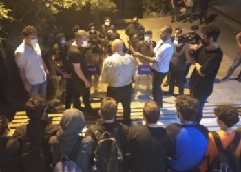 ‘Barınamayanlar’ parklarda isyan etti: ‘Biz, burssuz, yurtsuz, evsiz bırakılan üniversite öğrencileriyiz’