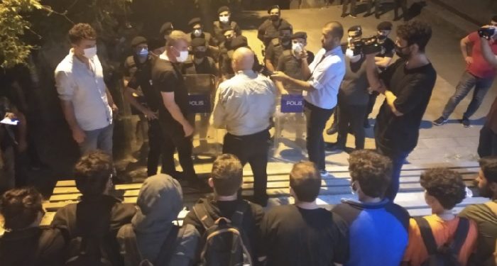 ‘Barınamayanlar’ parklarda isyan etti: ‘Biz, burssuz, yurtsuz, evsiz bırakılan üniversite öğrencileriyiz’