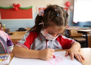 &lsquo;Okullar &ouml;nlem alınmadan a&ccedil;ıldı, şimdi sınıflar kapanıyor&rsquo;