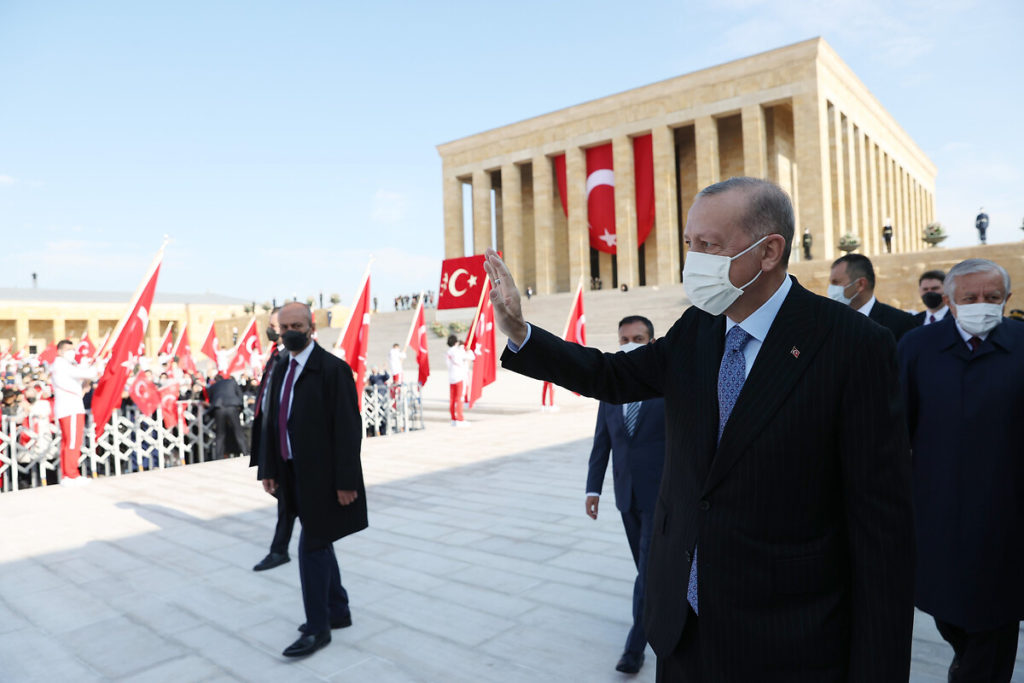 ‘Akreditasyon’ tepkisi: Gerçi deve de ‘Nerem doğru ki?’ diyor… 